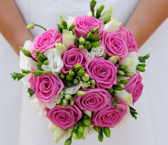 Klasyczne róże na ślubnym kobiercu, czyli o bukietach ślubnych słów kilka