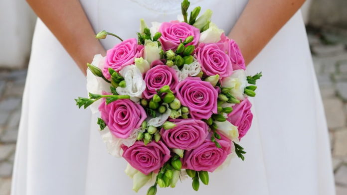 Klasyczne róże na ślubnym kobiercu, czyli o bukietach ślubnych słów kilka